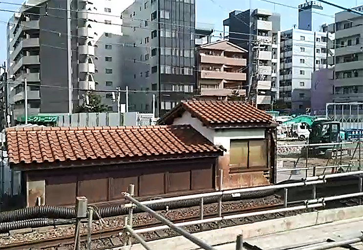 JR京都線普通電車からみた吹田貨物ターミナル駅、おおさか東線、解体中の東淀川駅 旧駅舎【動画】 ニコニコニュース