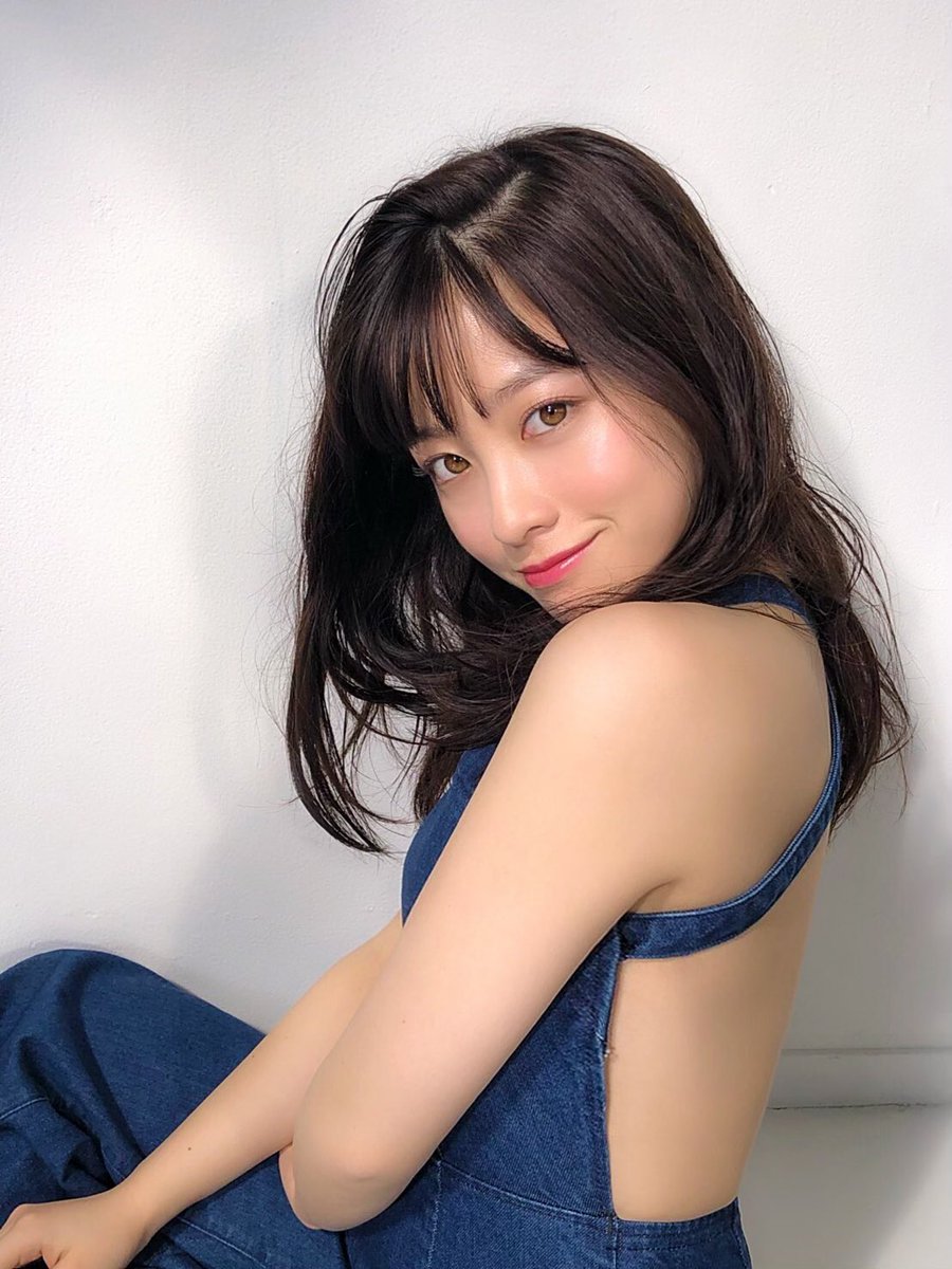 大胆でセクシーな背中×圧倒的な透明感で魅せる！橋本環奈、艶っぽい魅力が満載の撮影オフショットを披露 ニコニコニュース 