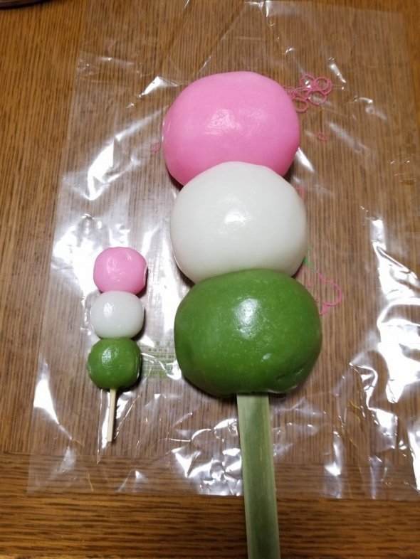 デカすぎて花見どころじゃない 想像を遥かに超えるサイズの 花見だんご が存在していた ニコニコニュース