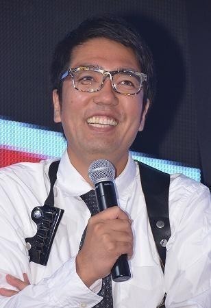 小木博明 電グルcd回収反対会見 に 変な格好で説得力がない 発言で炎上 バイキング への悪態は称賛 ニコニコニュース