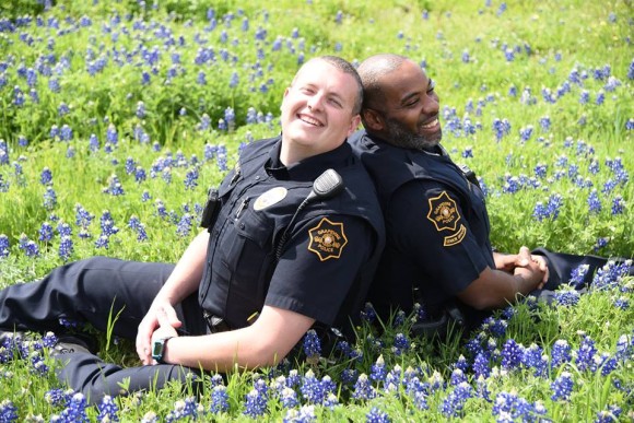 ファンタジーなお花畑できらっきらの笑顔を見せるアメリカ テキサス州の警察官たち Snsでブルーボネット チャレンジ ニコニコニュース