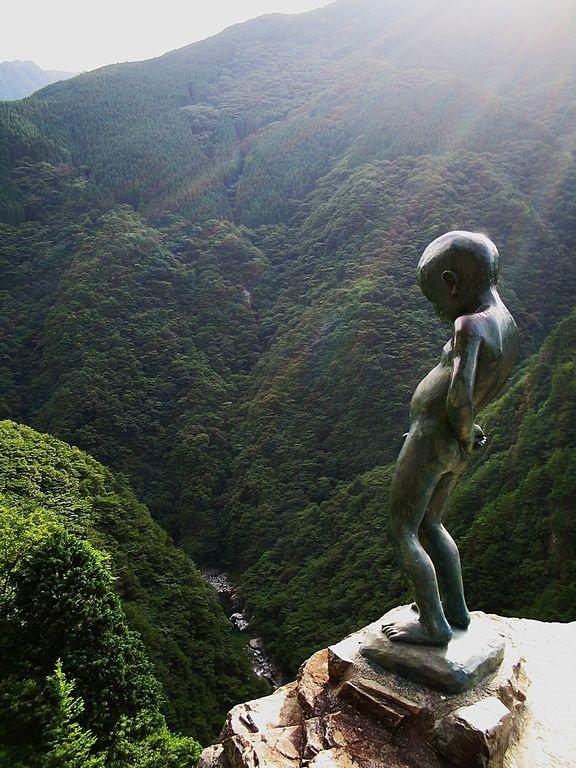 断崖絶壁に立つ 小便小僧 の謎 徳島の山奥 深さ0mの谷底に向かって ニコニコニュース