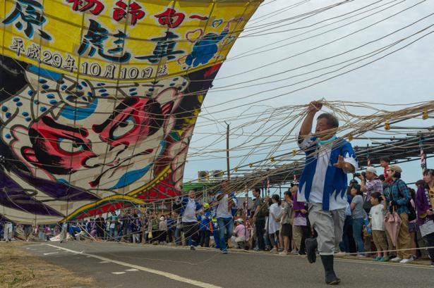 迫力満点の凧合戦 新潟県新潟市で 白根大凧合戦 開催 ニコニコニュース