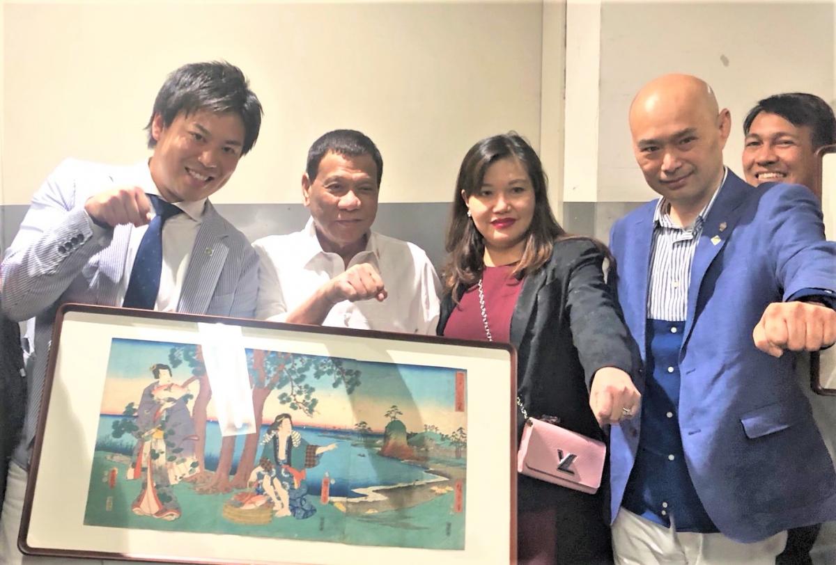 漆沢祐樹氏 ドゥテルテ フィリピン大統領夫妻に日本文化である浮世絵を寄贈 ニコニコニュース