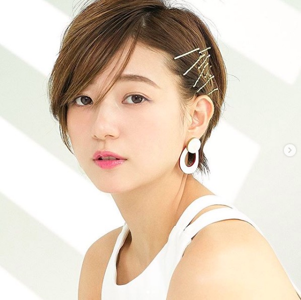 顔ちっちゃい 伊藤千晃 ばっさりショートの 今期流行り ヘアアレンジ姿に反響 可愛すぎる30代 ニコニコニュース