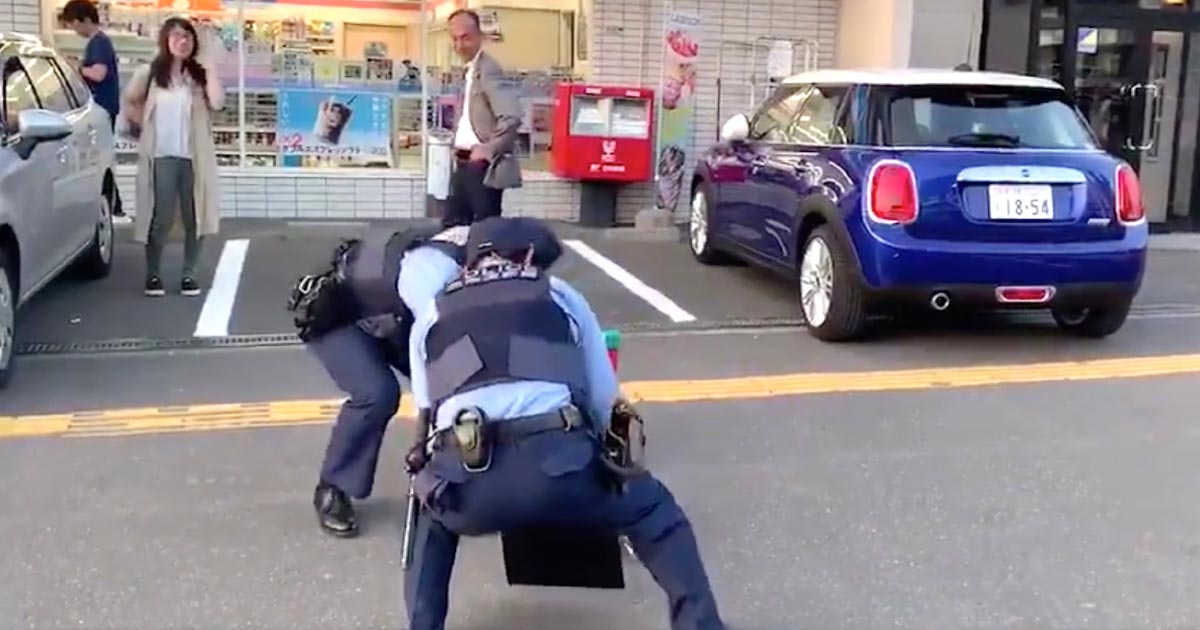 神対応 コンビニに機動隊のパトカーが停まっていて何事か と思ったら あまりにも癒される光景で話題に ニコニコニュース