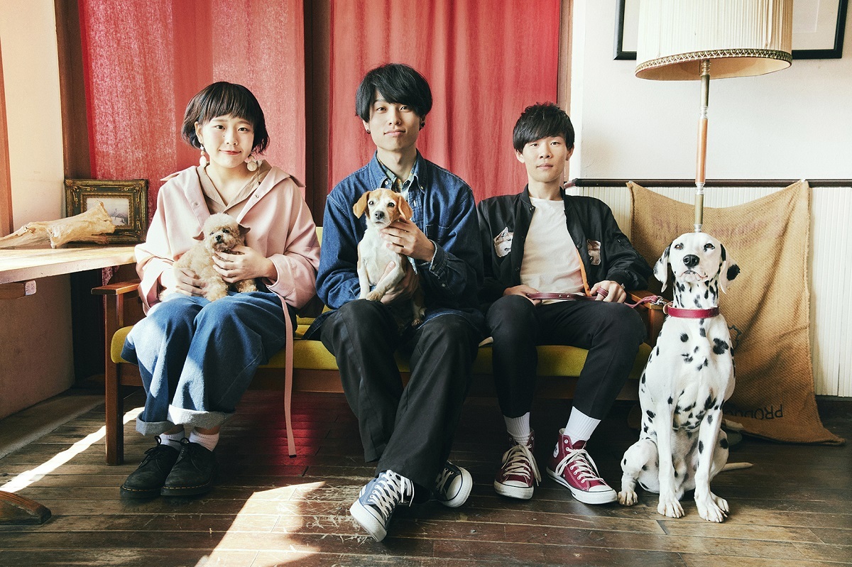 Saucy Dog 屋外での演奏シーン ロードムービーの要素を盛り込んだ新曲 雀ノ欠伸 のmv公開 ニコニコニュース