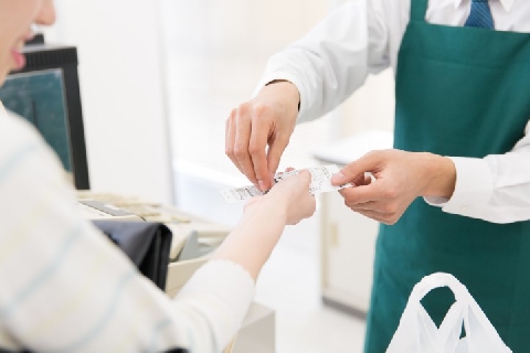 おつりが 5000円 も多かった 店員のミス 返金しないと罪になる ニコニコニュース
