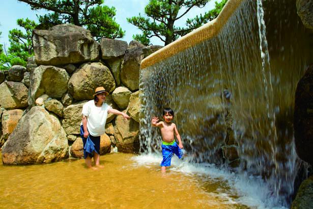 プールにはない魅力で子供大はしゃぎ 関西の水遊びができる公園10選 ニコニコニュース