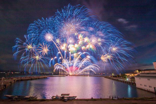琵琶湖に輝く1万発の花火は必見 長浜 北びわ湖大花火大会 の混雑度と観覧場所を解説 ニコニコニュース