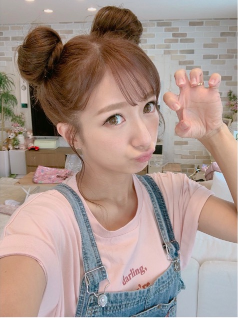 辻希美 32歳4児の母 の2つ団子ヘア写真公開で自らツッコミ イタイ わかってる 笑 ニコニコニュース