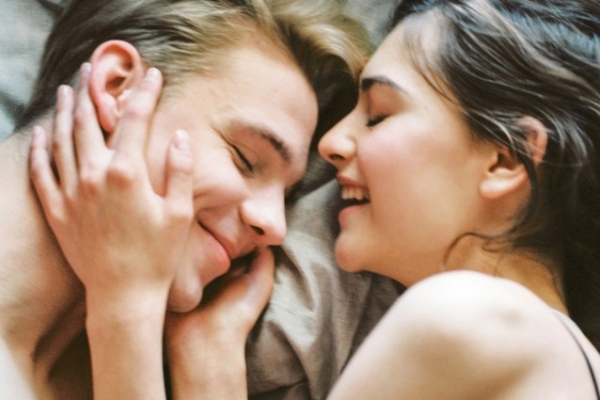 キスと同時に胸を触ろうとする彼氏の心理 理由 目的