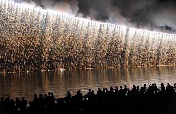 高知市のシンボル 筆山と周辺から打ち上げる約4000発 高知市で 第69回高知市納涼花火大会 開催 ニコニコニュース