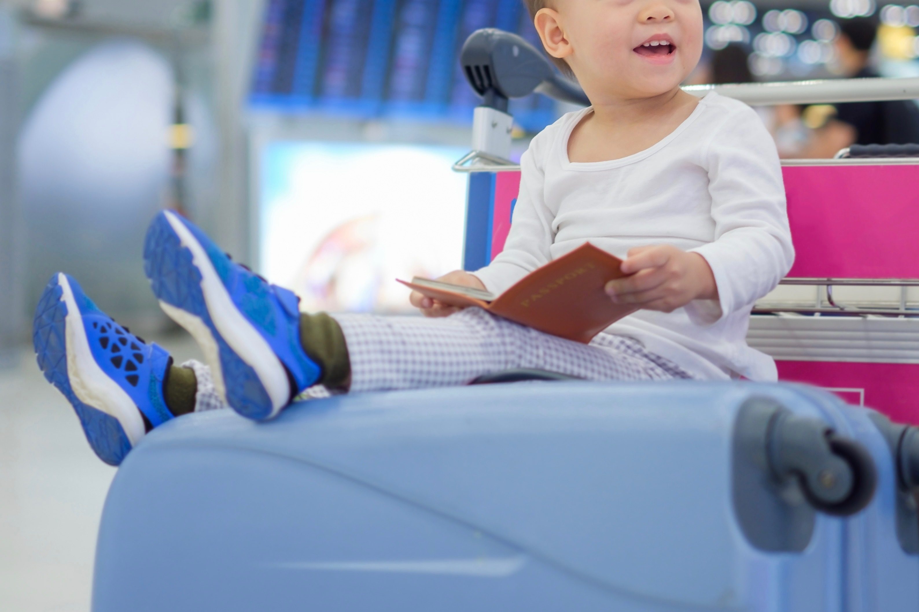 空港で親が目を離したすきに2歳児が 思わぬモノに乗り込み骨折 ニコニコニュース