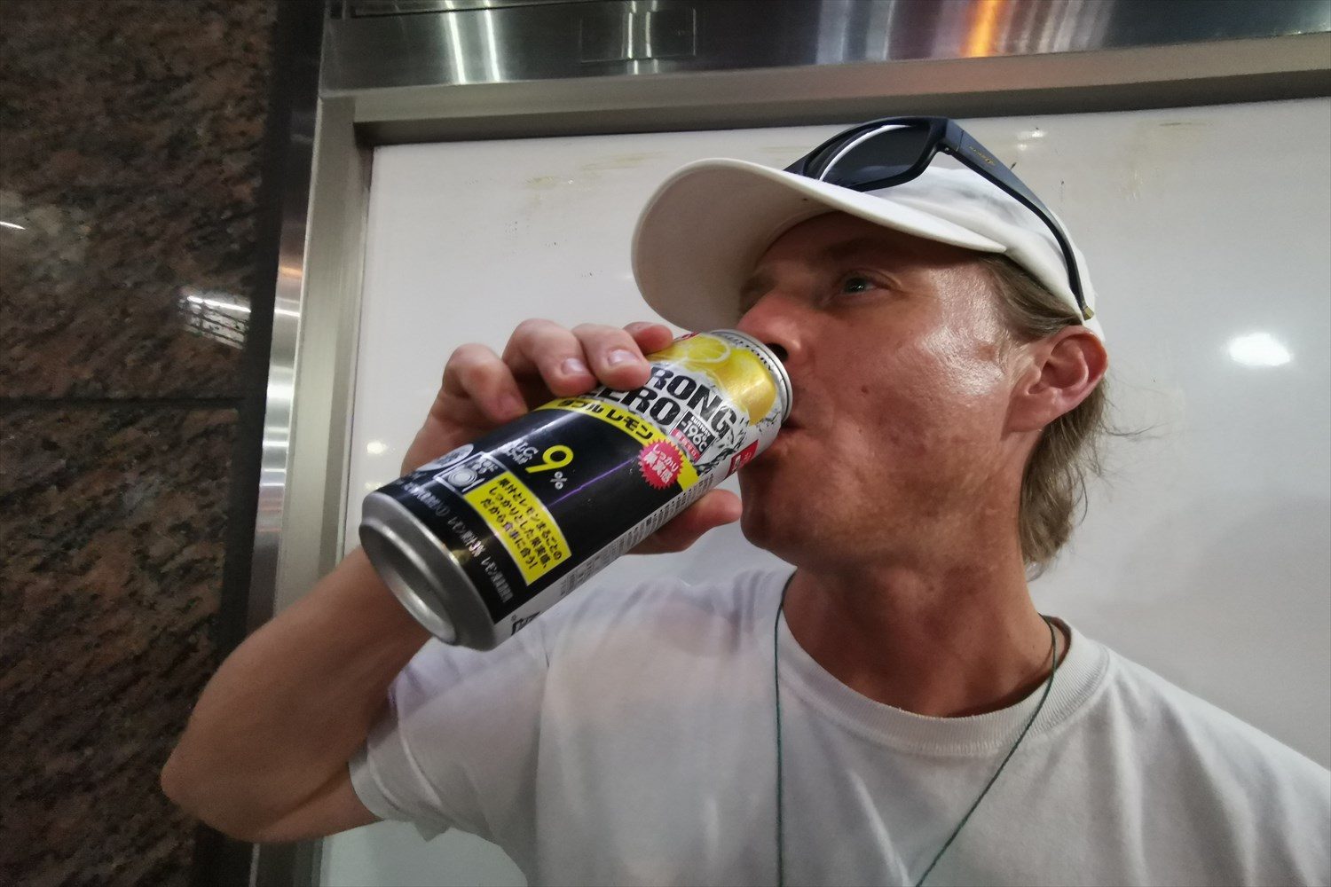 アメリカ人が初めて ストロングゼロ を飲んだ結果 ニコニコニュース