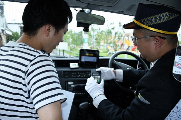 タクシーで迎え 車内で採用面接 大阪の会社が発案 応募者の精神的負担を最小限に ニコニコニュース