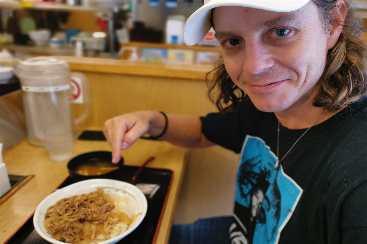 ぼったくり被害にあったアメリカ人 松屋で牛丼を食べて笑顔になる ニコニコニュース