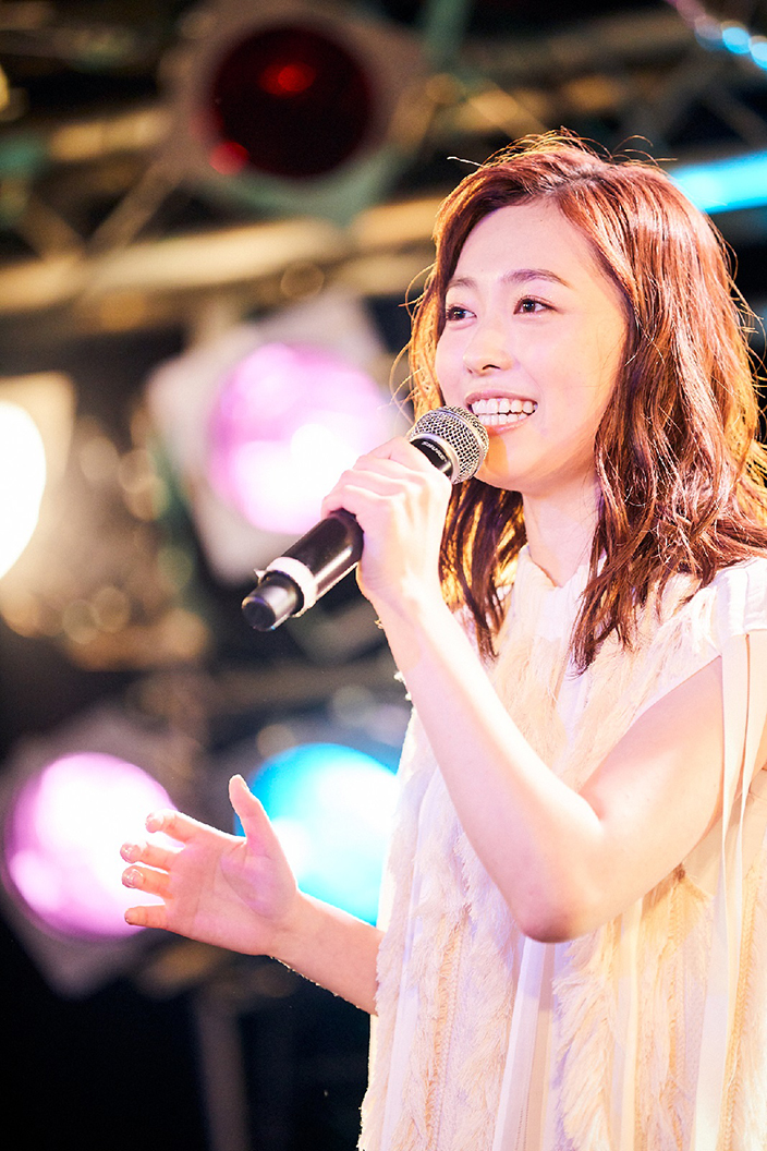 福原遥ソロデビューイベントに 3年a組 堀田真由がサプライズ登場 思わず涙を流す場面も ニコニコニュース