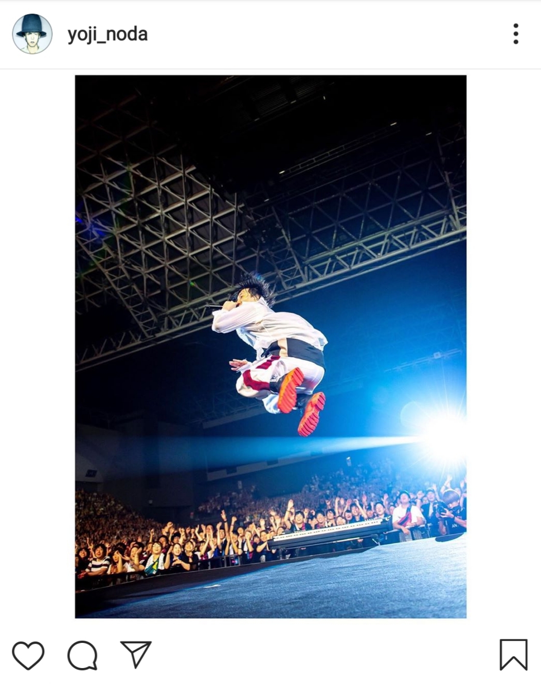 Radwimps野田洋次郎は身体能力もすごい ライブ中の写真に 素晴らしいジャンプ力 と反響 ニコニコニュース