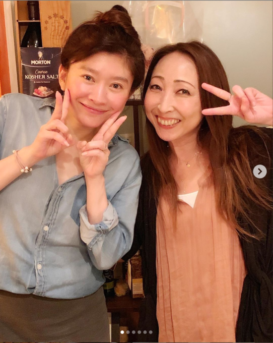 Trf Chiharu 篠原涼子との 小室ファミリー 2ショット公開で反響 お2人とも 綺麗 嬉しそう ニコニコニュース