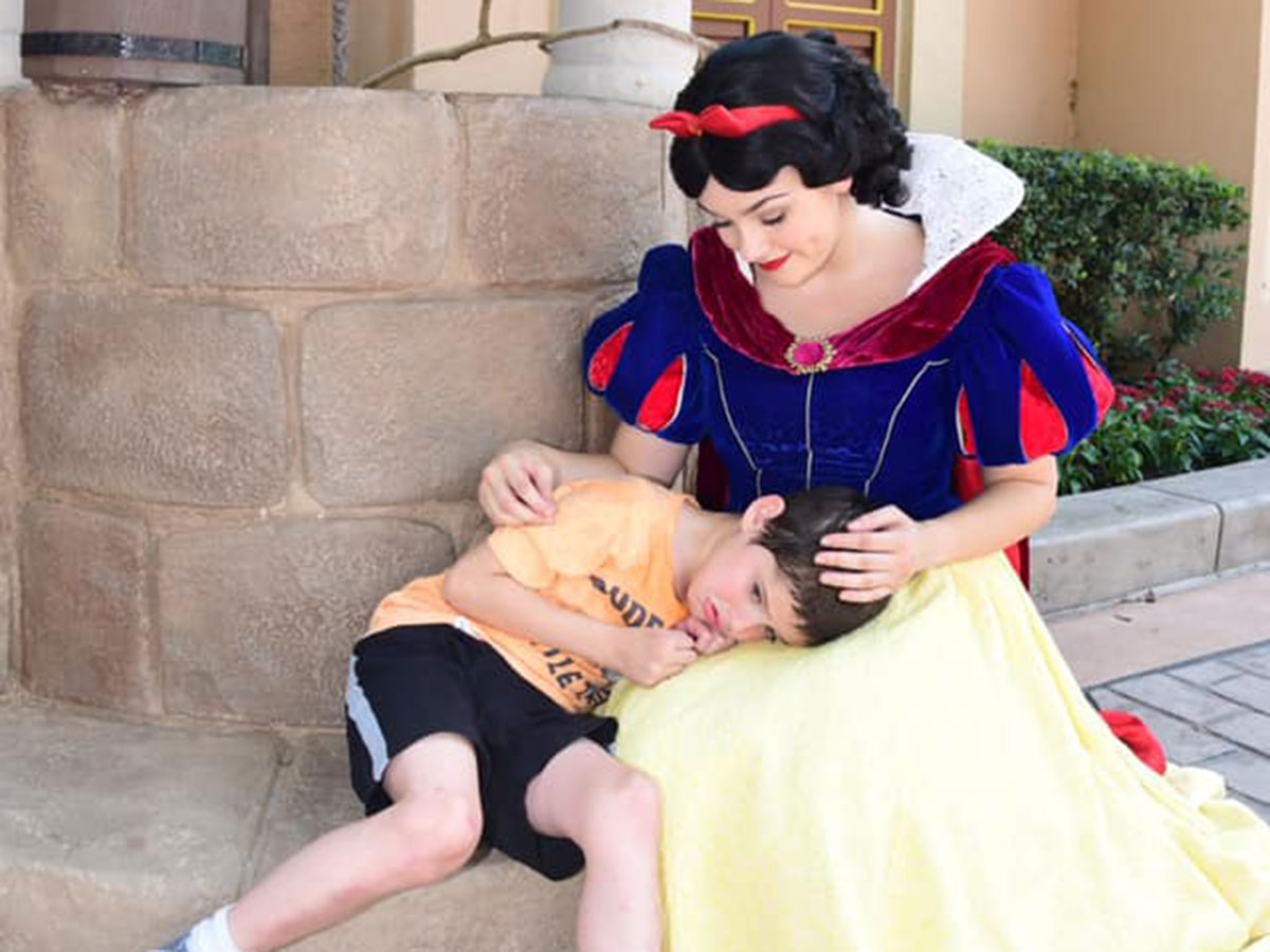 ディズニーキャストが 自閉症の少年にとった行動 リアル白雪姫 と称賛の声 ニコニコニュース