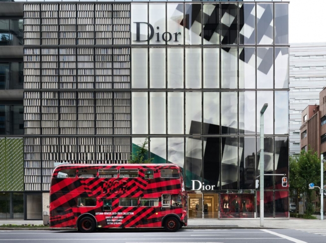 Dior チェック柄のラッピングバスが東京を走る 伊勢丹新宿店でポップアップストア開催中 ニコニコニュース