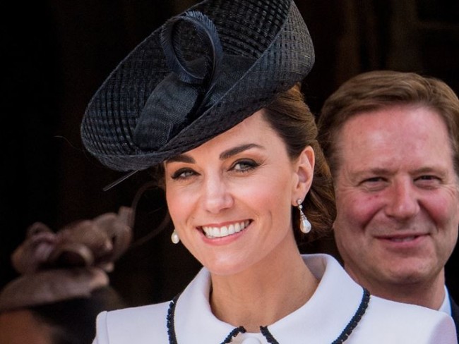 キャサリン妃 フローラル柄高級ワンピ 超お手頃ピアスの組み合わせで公務に登場 ニコニコニュース