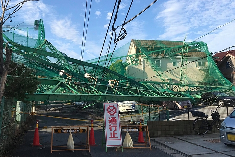 台風でゴルフ練習場の鉄柱が民家直撃 天災なので補償なし は法的に妥当 ニコニコニュース