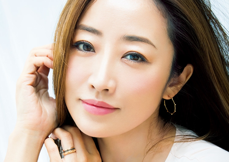 神崎恵に美の秘訣を聞いてみた 美のキープ術 効果を実感したイチ押しコスメ7選 ニコニコニュース