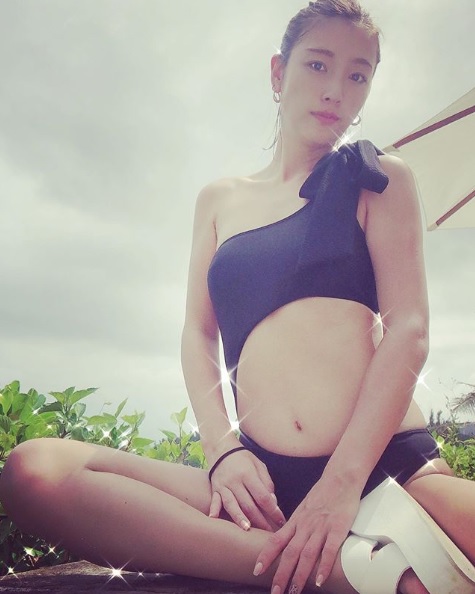 木下優樹菜 美腹見せた黒の水着姿の夏休みショットに セクシー 細 の声 ニコニコニュース