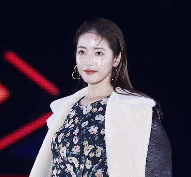 くみっきー 舟山久美子 結婚発表後 初 ランウェイで美スタイル披露 Girlsaward ニコニコニュース