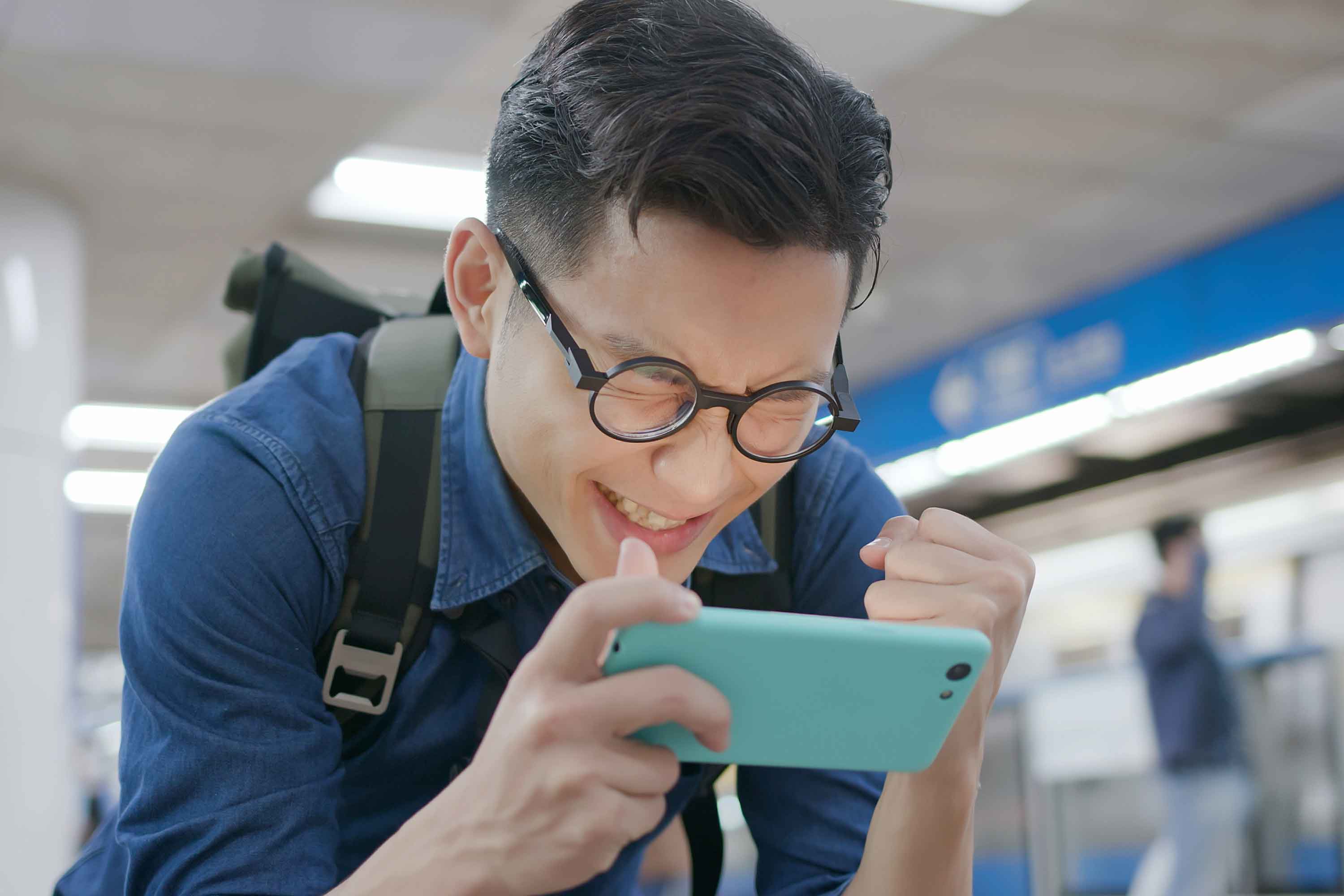 駅で電車を待っているときのスマホ 人と一緒でもお互いに無言で ニコニコニュース