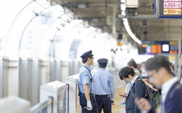 ボケカス 乗客の怒号に囲まれた車掌 制服を脱ぎ捨て線路に逃走 大議論に モンスタークレーマー事件簿 ニコニコニュース