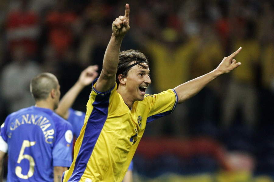 不滅のイブラヒモビッチ Euro史に残る 曲芸バックヒール弾 に再脚光 キング ニコニコニュース