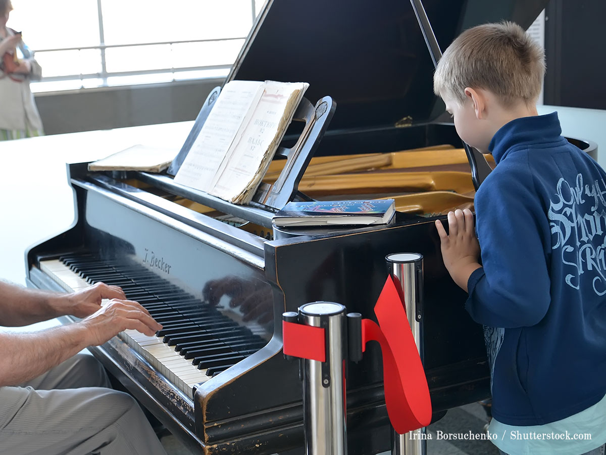 駅でピアノを弾いていると６歳の女の子が乱入 すると音楽に合わせて ニコニコニュース