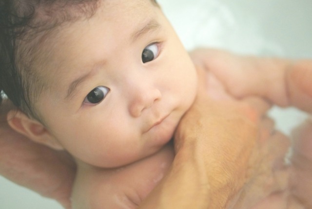 赤ちゃんの沐浴はいつまでする 大人とお風呂に入るときの注意点も ニコニコニュース
