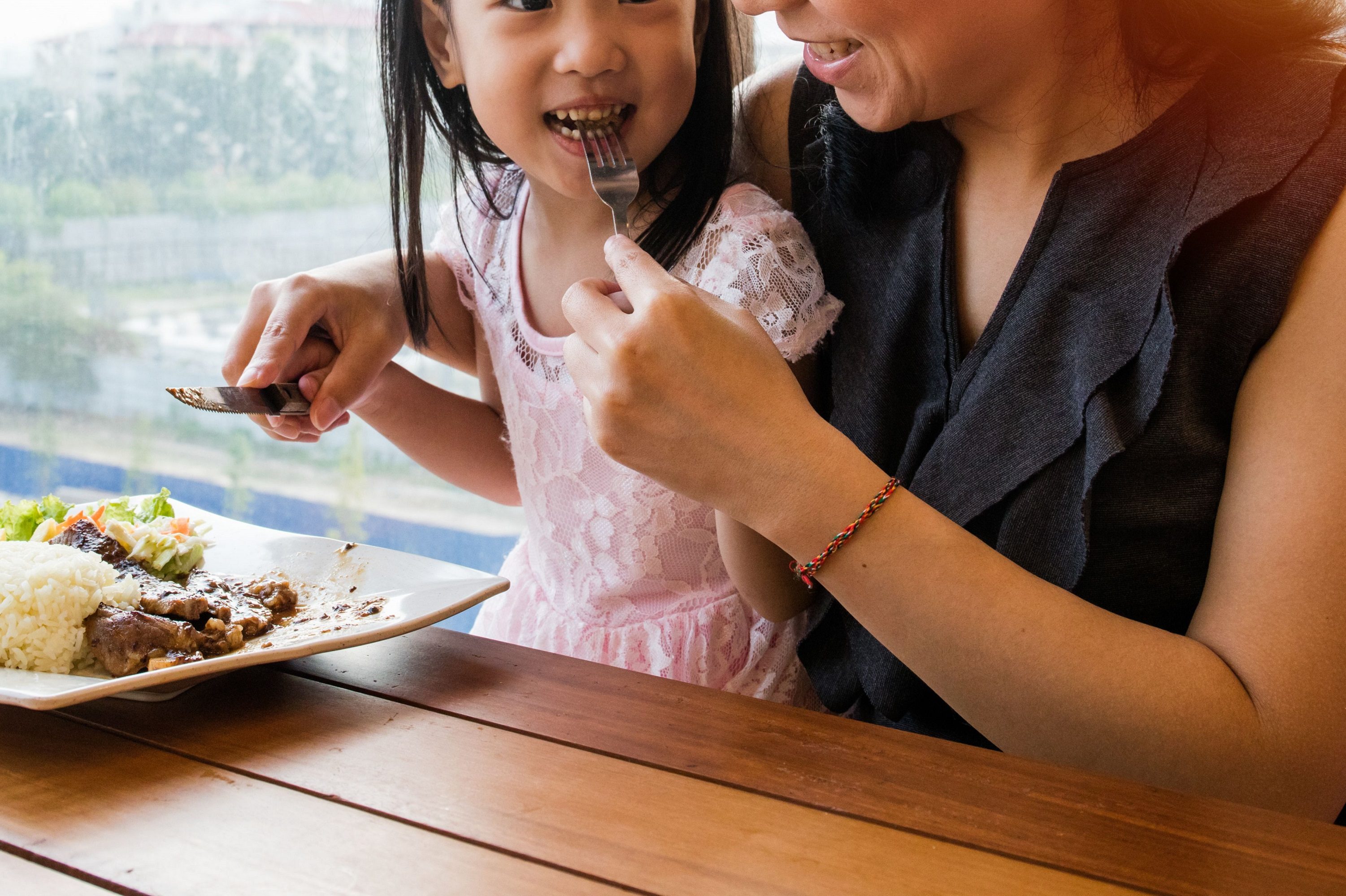 飲食店で騒ぐ子供 親が放った一言 にすごくモヤモヤ ニコニコニュース