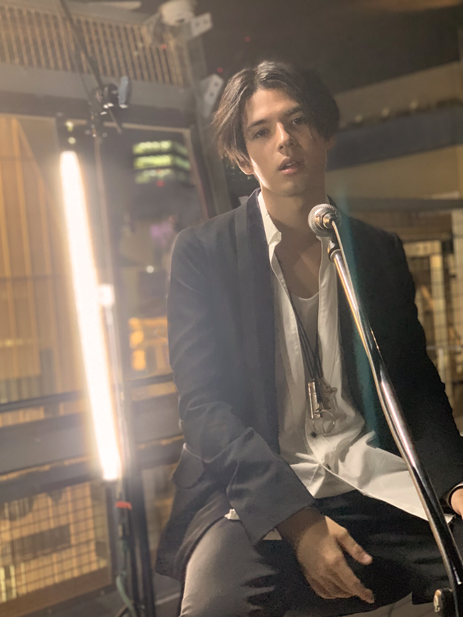 尾崎豊の名曲にイマドキの若者も共感 謎のハーフイケメンが 卒業 を熱唱する動画が話題 ニコニコニュース