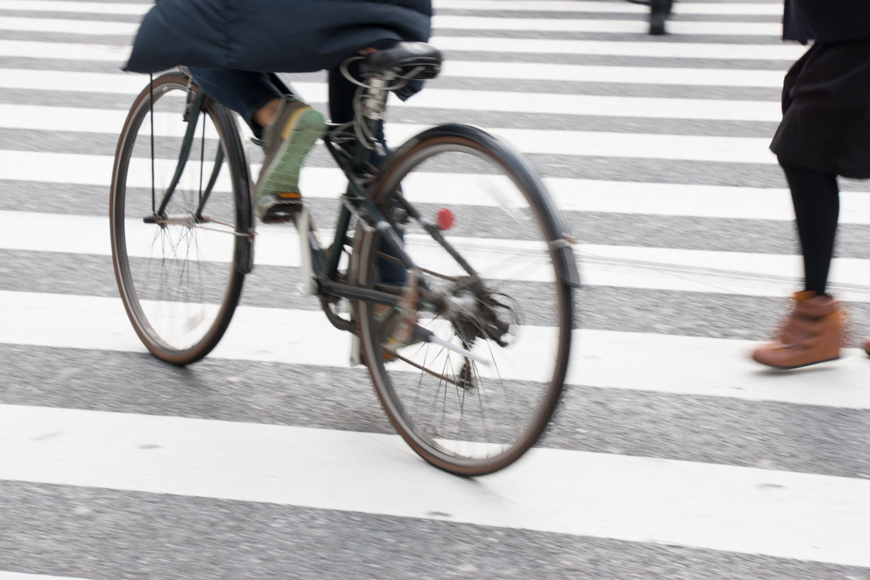 自転車に乗った人を男子学生たちが 恐ろしいイタズラに批判続出 ニコニコニュース