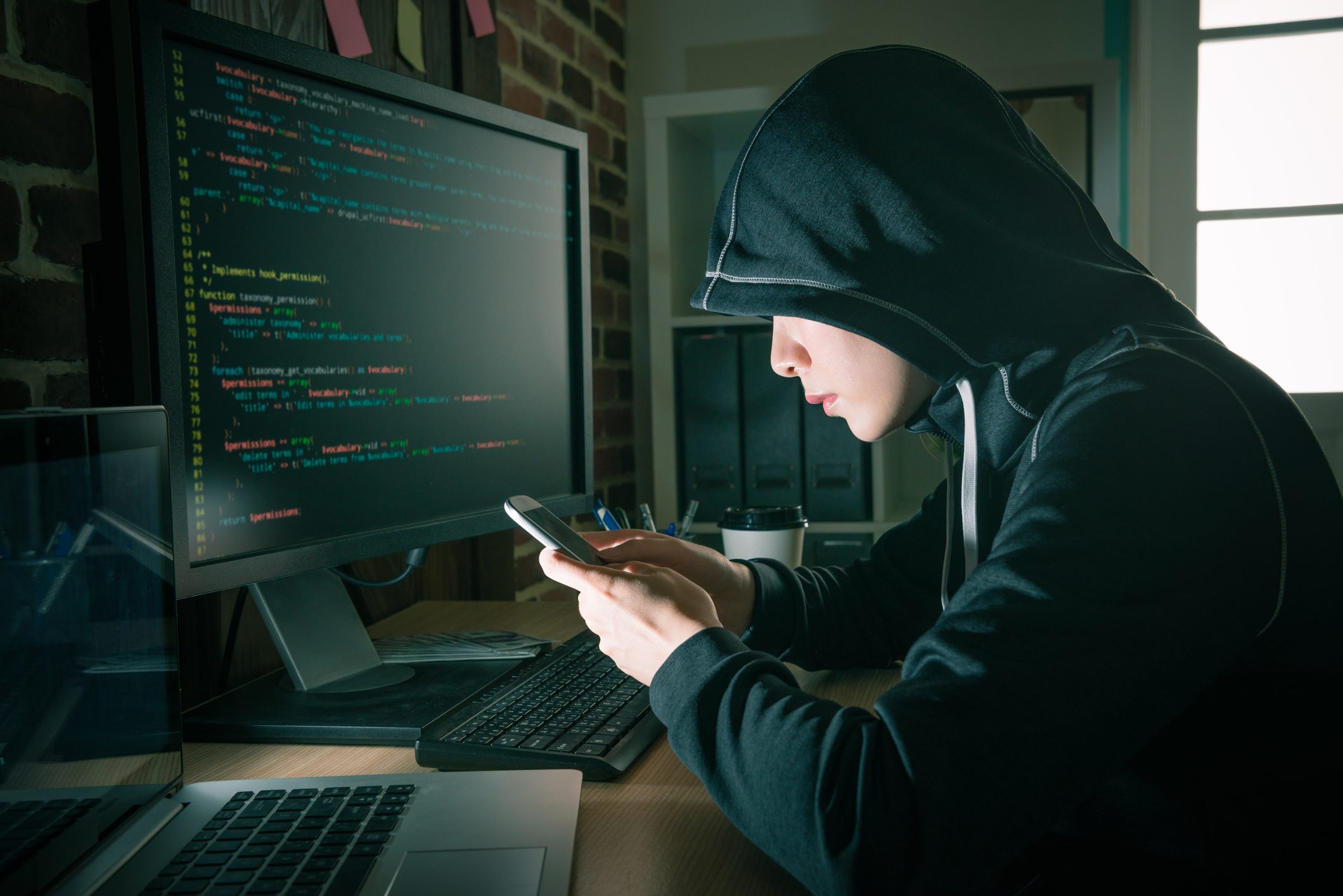 Hacking rar. Хакер. Девушка хакер. Фотография хакера. Красивые хакеры.