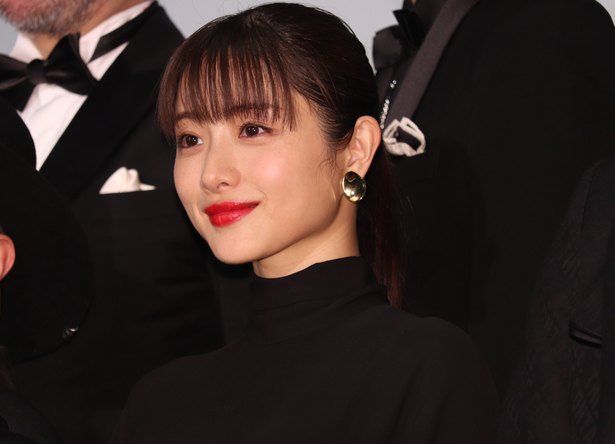 石原さとみ ポニーテール シックな黒のロングドレス姿で観客魅了 ニコニコニュース