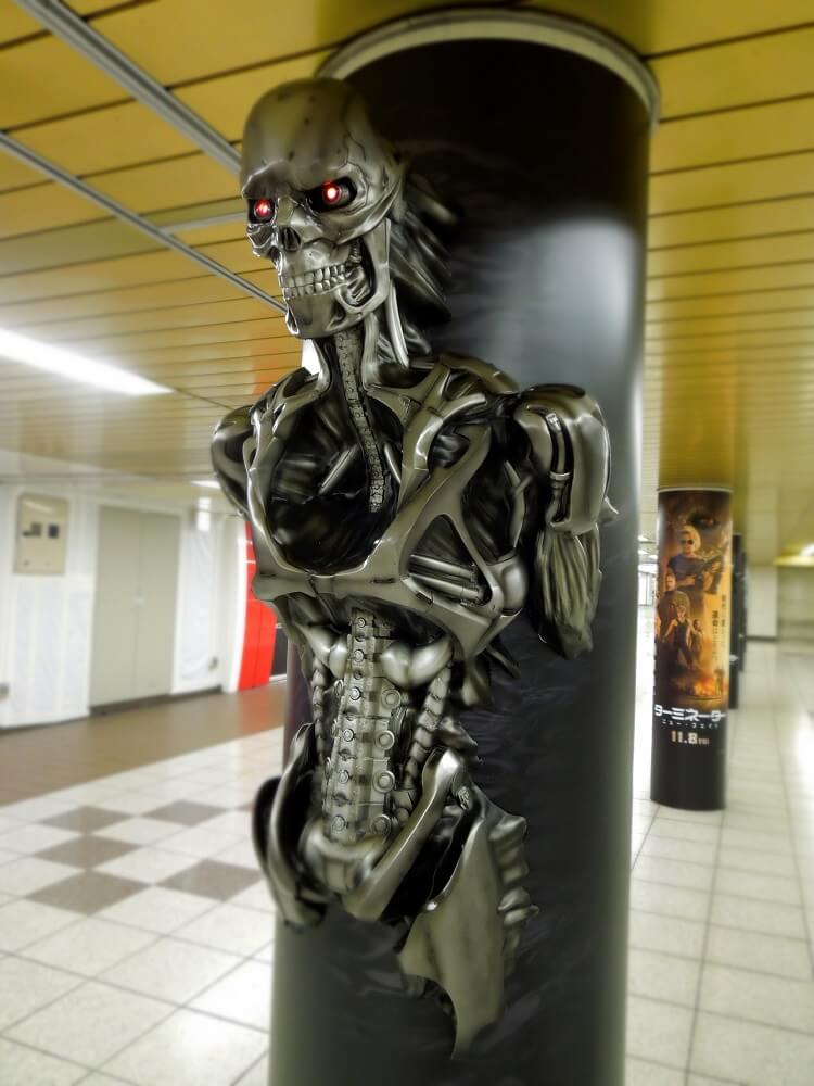 T 800やサラ コナーの名言も登場 映画 ターミネーター ニュー フェイト 東京メトロ 新宿駅3d柱巻出現 ニコニコニュース