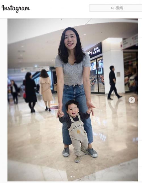息子の写真の背後でやりたい放題楽しむお母さん その正体はいとうあさこ似の韓国人女優 ニコニコニュース