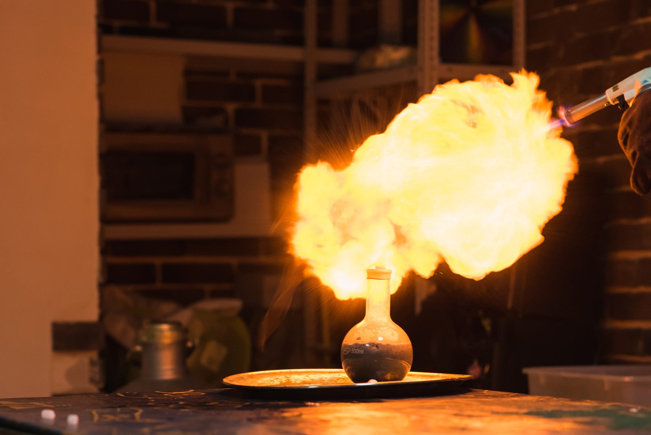 化学実験がまさかの大失敗 教師のミス連発で生徒が大火傷 ニコニコニュース