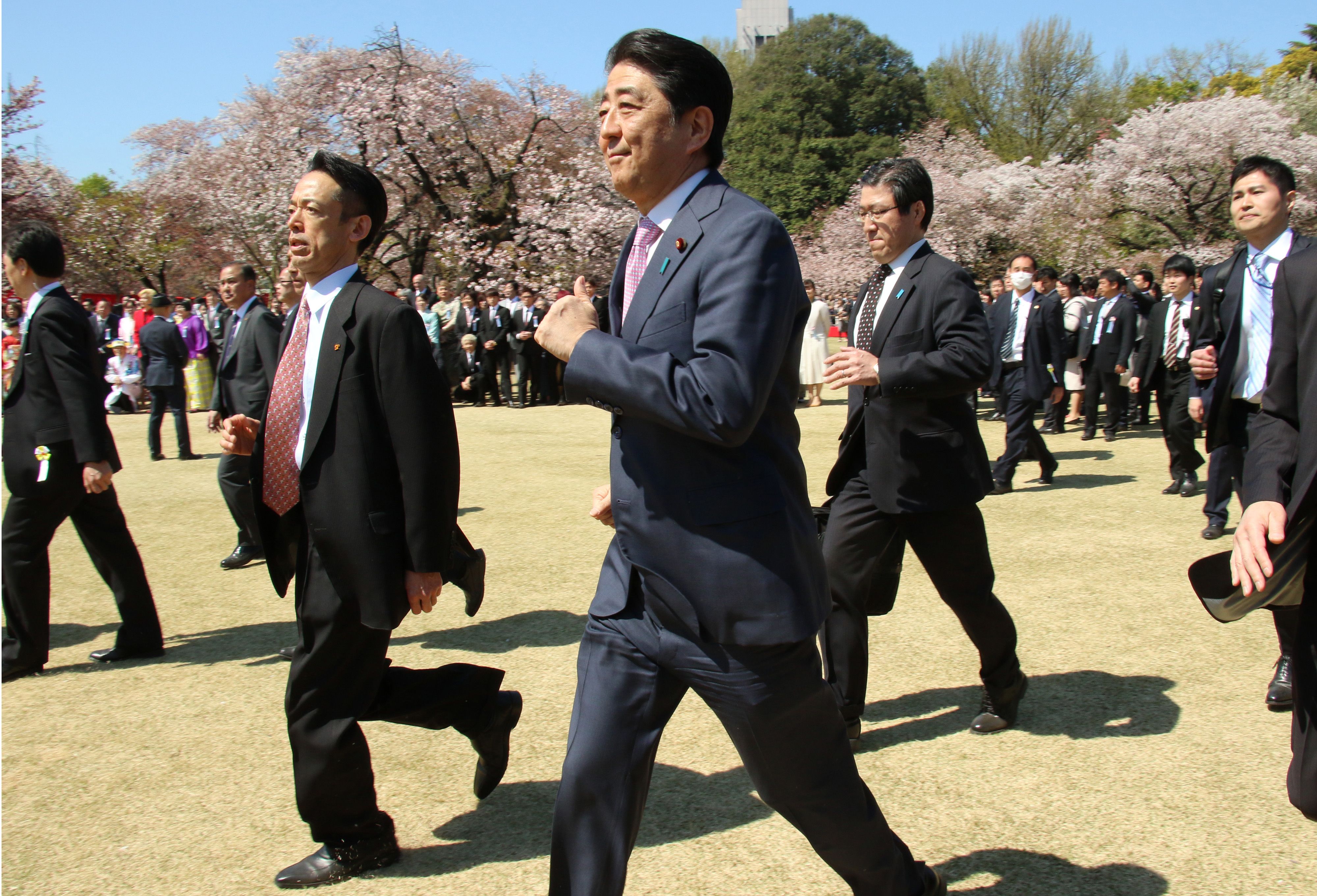 「桜を見る会」でワイドショー化する国会政治・社会もっと見る