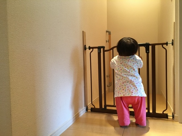 ベビーゲートの階段上への設置は急務 選び方やおすすめなど ニコニコニュース