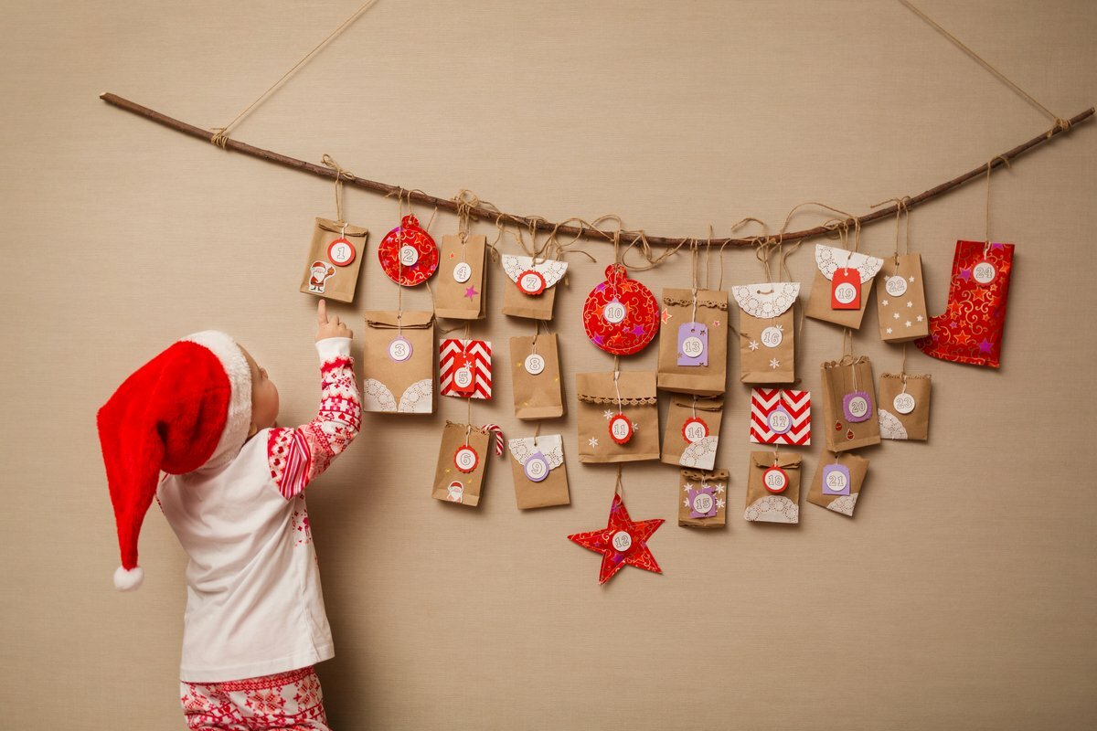 テンプレあり アドベントカレンダーを簡単折り紙で手作り 三角がかわいいテトラパックでdiy クリスマスアドベントカレンダーカウントダウンdiyチャームブレスレット作成キット Krygv Vladatk Kim Ba