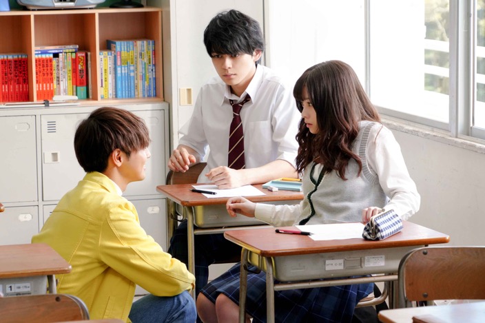 高校大パニック 学校の教室で Generations 片寄涼太が跪 ひざまず いて橋本環奈に 靴履かせ ニコニコニュース