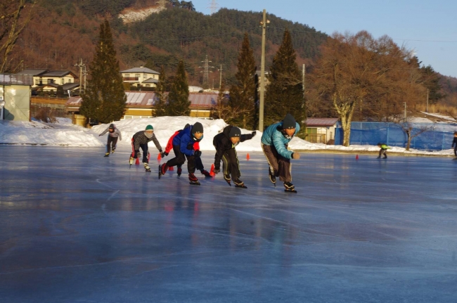 長野県茅野市で 見慣れた校庭が一変 青空スケートリンク体験 予約受付スタート ニコニコニュース