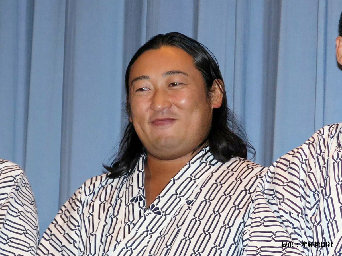 梅宮辰夫の 体ものまね で人気のロバート秋山 コメントに涙する人も ニコニコニュース